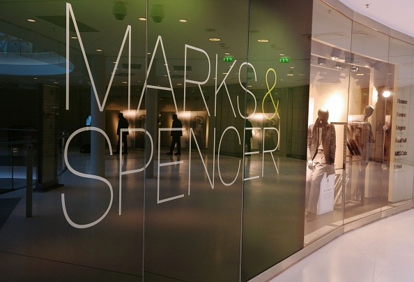 -Logo "Marks and Spencer" le 22 octobre 2013 au centre commercial Beaugrenelle à Paris. Photo Éric PIERMONT / AFP via Getty Images.