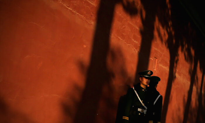 Un policier paramilitaire monte la garde devant le Grand Hall du Peuple, à Pékin, le 12 novembre 2013. (Feng Li/Getty Images)
