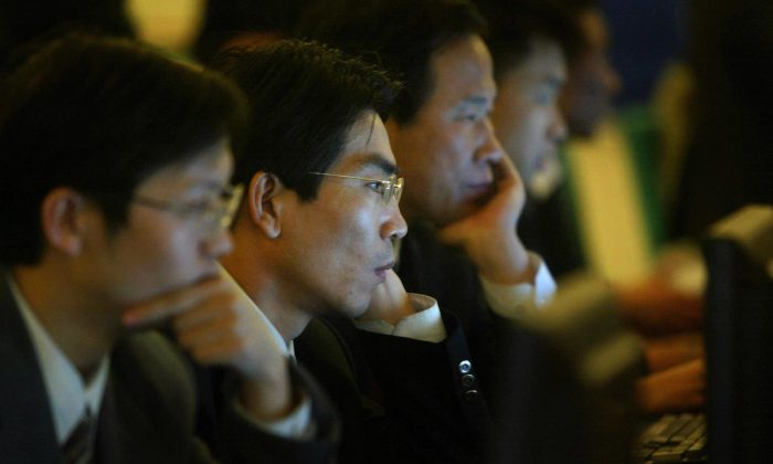 Des fonctionnaires chinois surfent sur Internet à Pékin, le 14 mars 2004. (FREDERIC J. BROWN/AFP/Getty Images)
