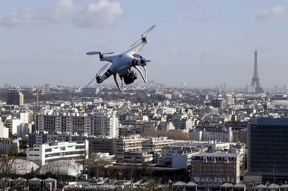 Un drone survolant Saint-Cloud près de Paris. (Photo :  DOMINIQUE FAGET/AFP via Getty Images)