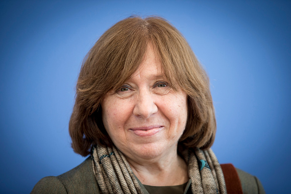 -La journaliste et écrivain biélorusse Svetlana Alexievich deux jours après avoir remporté le prix Nobel de littérature 2015 le 10 octobre 2015 à Berlin, Allemagne. Photo par Axel Schmidt / Getty Images.