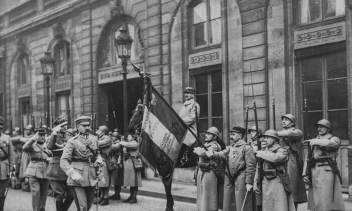 Jozef Pilsudski, chef d'État polonais, avec ses troupes dans les rues de Paris en 1921 (Kadel & Herbert News Service/Hulton Archive/Getty Images)