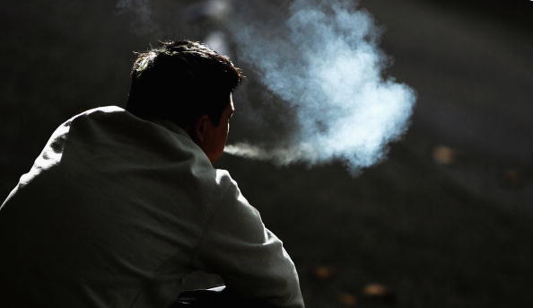  Interdiction de fumer dans la rue et en terrasse dans deux régions d'Espagne. (Photo : Ian Waldie/Getty Images)