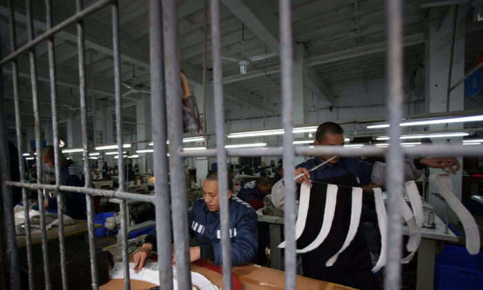 Des détenus travaillent dans un atelier de couture dans une prison de la municipalité de Chongqing, en Chine, le 7 mars 2008. (China Photos/Getty Images)