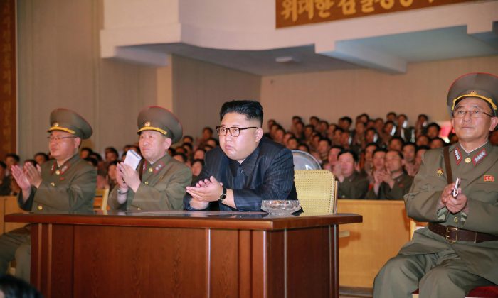 Une image publiée le 14 août par l'agence officielle de presse centrale coréenne de Corée du Nord montre le dictateur communiste nord-coréen Kim Jong-Un alors qu'il inspectait le commandement de la force stratégique de l'armée populaire coréenne dans un lieu non divulgué. (STR / AFP / Getty Images)