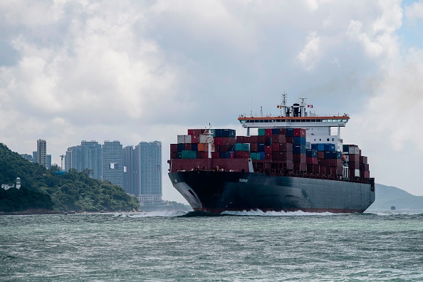 -Un cargo entre dans le port de Victoria à Hong Kong le 2 octobre 2017. Photo ANTHONY WALLACE / AFP via Getty Images.