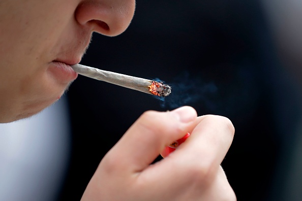 Dorénavant, fumer un joint dans la rue coûtera 200 euros. (Photo : THOMAS SAMSON/AFP via Getty Images)