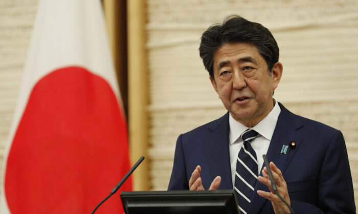 Le Premier ministre japonais Shinzo Abe prend la parole lors d'une conférence de presse à Tokyo, au Japon, le 25 mai 2020. (Kim Kyung-hoon/Pool/Getty Images)