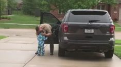 « Juste un dernier baiser » : une vidéo attendrissante montre un officier de police disant au revoir à son fils avant de partir au travail
