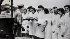 « Une légende vivante » : une infirmière de la Seconde Guerre mondiale fête ses 105 ans, honorée par un défilé organisé par la ville de Scottsdale