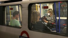 [Vidéo] Après avoir crié des insultes racistes pendant 5 minutes, un homme est mis KO dans le métro de Londres