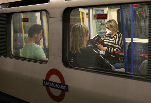 Un homme a crié des insultes racistes pendant de longues minutes dans le métro de Londres. (ISABEL INFANTES/AFP via Getty Images)