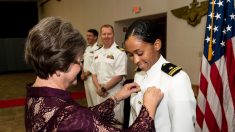 La première Afro-Américaine à devenir pilote d’avion de chasse dans la Marine américaine reçoit ses « ailes d’or »