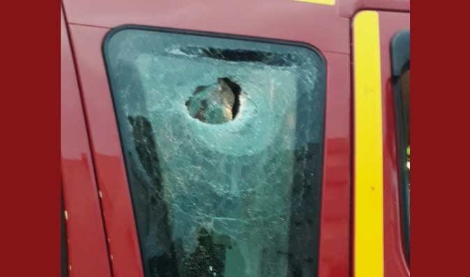Une pierre a traversé une vitre latérale d'un des camions de pompiers, blessant légèrement un des soldats du feu (Préfète du Puy-de-Dôme)