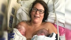 Une mère étonnée accueille une jumelle deux minutes après la naissance de sa fille