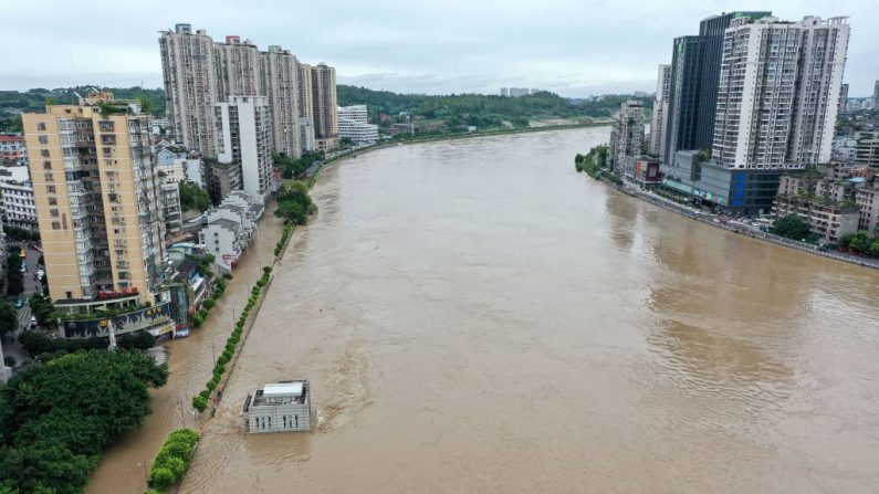 Le fleuve Tuojiang en crue après les fortes pluies qui se sont abattues sur Neijiang, dans la province du Sichuan, au sud-ouest de la Chine, le 18 août 2020. (STR/AFP via Getty Images) 