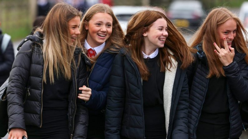 Les élèves retournent au lycée Kelso pour la première fois depuis le début du confinement causé par le coronavirus il y a près de cinq mois, à Kelso, en Écosse, le 11 août 2020. (Jeff J Mitchell / Getty Images)