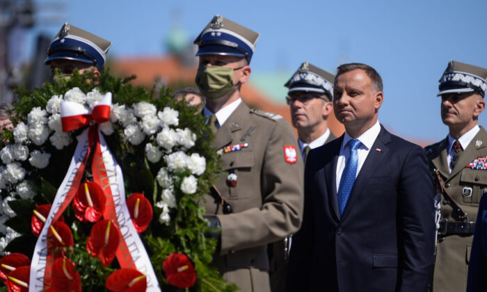 Le Président polonais Andrzej Duda participe aux célébrations du 100e anniversaire de la bataille de Varsovie sur la place Pilsudski à Varsovie, en Pologne, le 15 août 2020. (Omar Marques/Getty Images)