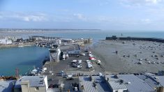 Normandie : il se jette à la mer pour récupérer son cubi de rosé et reste coincé en bas d’une digue