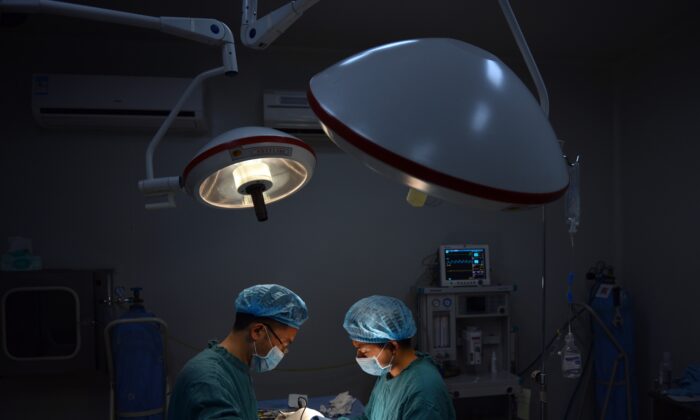 Un chirurgien plastique pratique une opération « spéciale » du nez sur un patient dans sa clinique de Chongqing, dans le sud-ouest de la Chine. (Peter Parks/AFP via Getty Images)