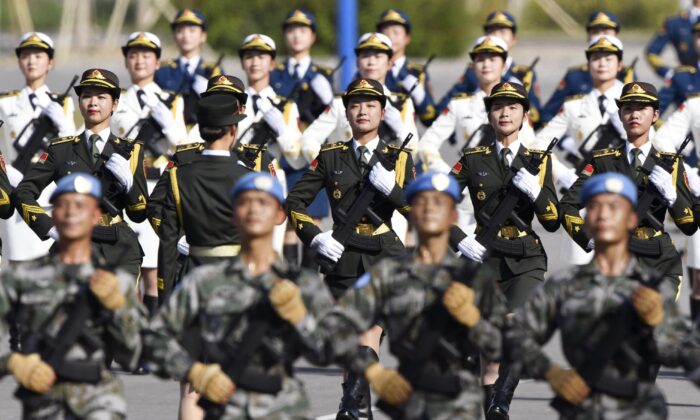 Des soldats chinois s'entraînent à Pékin le 25 septembre 2019, avant un défilé militaire le 1er octobre pour marquer le 70e anniversaire de la fondation de la République populaire de Chine (Kyodo)