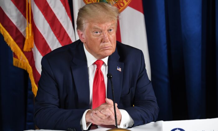 Le président Donald Trump organise une table ronde sur le Covid-19 et la préparation aux tempêtes à Belleair, en Floride, le 31 juillet 2020. (Saul Loeb/AFP via Getty Images)
