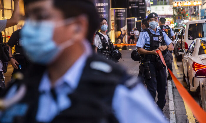 La police a installé un cordon à l'extérieur après une manifestation pour la liberté de la presse dans un centre commercial de Hong Kong, le 11 août 2020. (Isaac Lawrence/AFP via Getty Images)