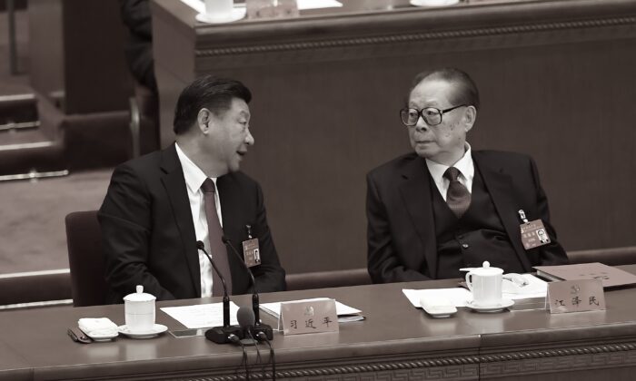 Le dirigeant chinois Xi Jinping (à gauche) s'entretient avec l'ancien dirigeant Jiang Zemin (à droite) lors de la clôture du 19e Congrès du Parti communiste au Grand Hall du peuple à Pékin, Chine, le 24 octobre 2017. (Wang Zhao/AFP via Getty Images)
