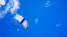 Saône-et-Loire : pour ses 95 ans, il fait son baptême de l’air et s’offre un premier saut en parachute