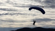 Corse: il saute en parachute depuis la tour des Salines à Ajaccio (vidéo)