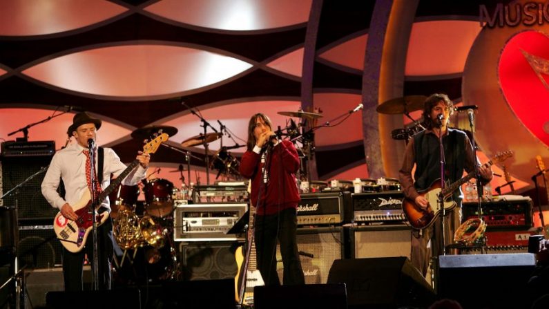 Les Red Hot Chili Peppers se produisent sur scène lors de l'hommage à Brian Wilson en tant que personne de l'année de MusiCares 2005, au Palladium d'Hollywood, en Californie, le 11 février 2005. (Frank Micelotta/Getty Images)
