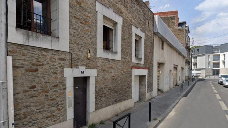 Le corps sans vie de l'adolescente de 15 ans avait été retrouvé dans un petit collectif perpendiculaire à cette maison en pierre, jeudi 20 août 2020 à Nantes. (Google Maps)