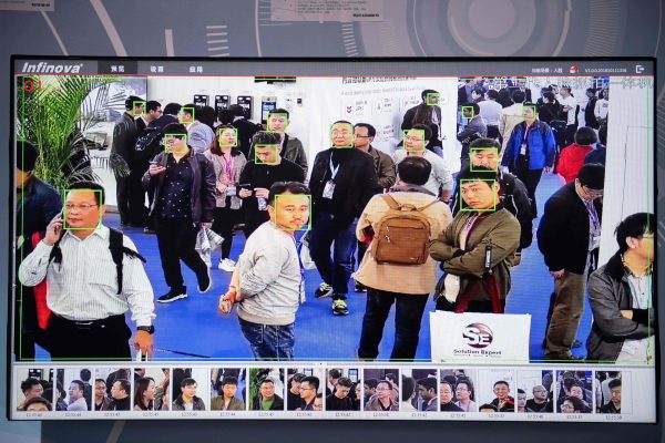 Un écran montre des visiteurs filmés par des caméras de sécurité à intelligence artificielle avec une technologie de reconnaissance faciale lors de la 14e Exposition internationale sur la sécurité publique au Centre international d'exposition de Chine à Pékin le 24 octobre 2018. (NICOLAS ASFOURI/AFP/Getty Images)