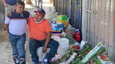 Une étrangère collecte plus de 40.000$ pour un jeune de 8 ans vendant des fleurs avec son père au chômage
