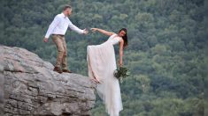 Ces amoureux de l’aventure posent pour une séance de photos de mariage époustouflante au bord d’une falaise