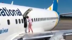 Une vidéo montre le moment troublant où une passagère s’est promenée sur une aile d’avion pour se rafraîchir