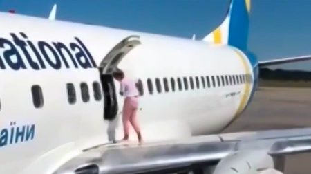 Une vidéo montre le moment troublant où une passagère s’est promenée sur une aile d’avion pour se rafraîchir