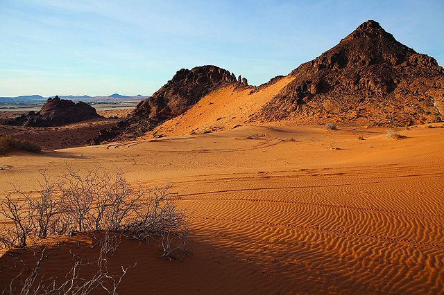-Le désert du Néfoud est situé dans la partie nord de la péninsule arabique. Photo de Charles TG de Clarke Wikipédia.