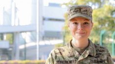 Une femme devient infirmière militaire après avoir grandi dans 33 foyers d’accueil : « On peut y arriver »
