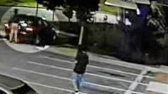 Une mère saute d’une voiture circulant à bonne allure avec son bébé pour échapper à un voleur de voiture exigeant de l’argent