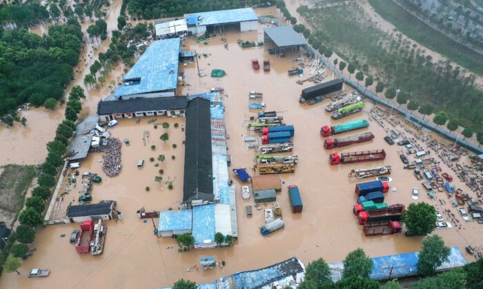 Le 7 juillet 2020, des bâtiments et des véhicules ont été inondés par de fortes pluies dans le canton de Shexian, dans la ville de Huangshan, dans la province de l'Anhui, à l'est de la Chine. (STR/AFP via Getty Images)