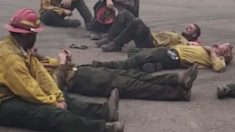 Des pompiers épuisés chantent ensemble après une journée de travail de 14 heures à combattre les feux de forêt en Oregon