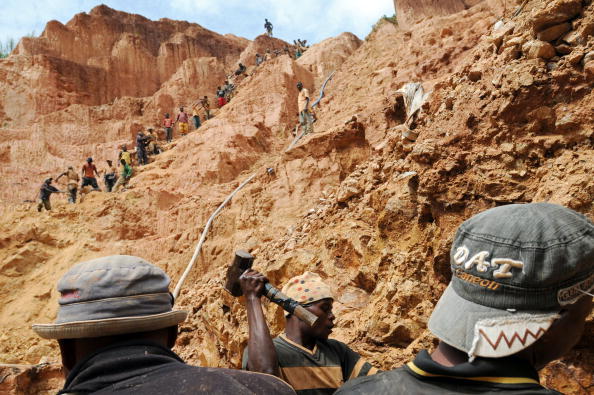-Illustration- Des hommes travaillent dans une mine d'or près de Bunia, au nord-est du Congo. Le Congo est riche en ressources minérales telles que l'or, les diamants, l'étain et le cobalt. Photo Lionel Healing / AFP via Getty Images.