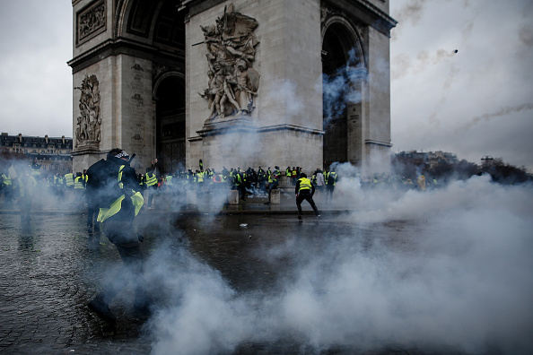 Des manifestants s'affrontent avec les forces de l'ordre à l'Arc de Triomphe lors d'une manifestation des Gilets jaunes contre la hausse du prix du pétrole et du coût de la vie, le 1er décembre 2018 à Paris. (Photo : ABDULMONAN EASSA/AFP via Getty Images)