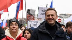 L’opposant russe Navalny sorti du coma artificiel, son état de santé s’améliore