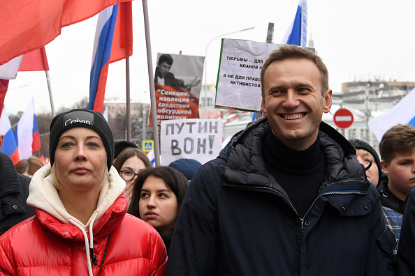 Le chef de l'opposition russe Alexei Navalny et son épouse Yulia participent à une marche à la mémoire du critique assassiné du Kremlin, Boris Nemtsov, dans le centre de Moscou, le 24 février 2019. (Photo : KIRILL KUDRYAVTSEV/AFP via Getty Images)