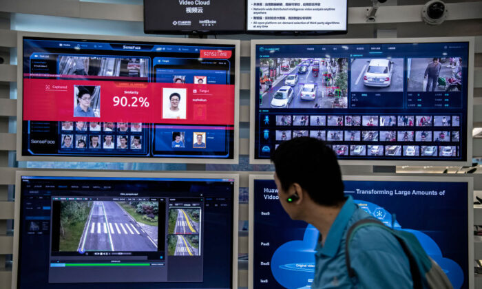 Un écran pour la reconnaissance faciale et l'intelligence artificielle est installé sur les panneaux d'affichage du campus Bantian de Huawei à Shenzhen, en Chine, le 26 avril 2019. (Kevin Frayer/Getty Images)