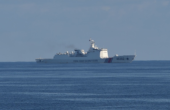 -Un navire des garde-côtes chinois navigue le long de la zone de l'exercice conjoint de recherche et de sauvetage entre les garde-côtes philippins et américains dans la mer de Chine méridionale. Photo par TED ALJIBE / AFP via Getty Images.