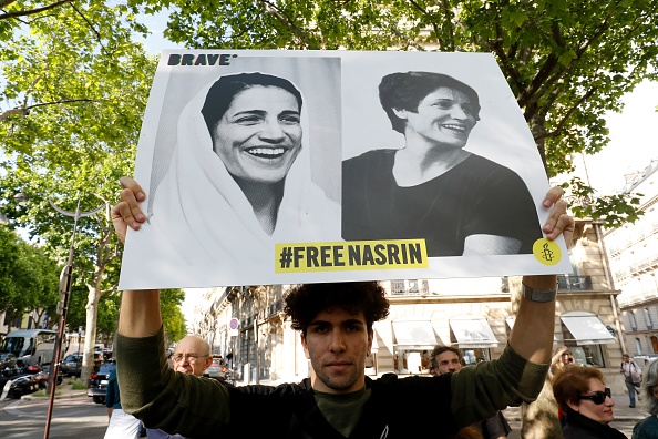 -Des gens se rassemblent devant l'ambassade d'Iran en France le 13 juin 2019 pour soutenir l'avocate iranienne des droits humains Nasrin Sotoudeh et exiger sa libération. Photo François Guillot / AFP via Getty Images.