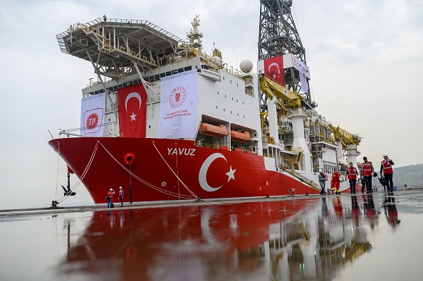 -Illustration- Le navire de forage « Yavuz » prévu pour rechercher du pétrole et du gaz au large de Chypre, dans le port de Dilovasi, à l'extérieur d'Istanbul, le 20 juin 2019. Photo de BULENT KILIC / AFP via Getty Images.